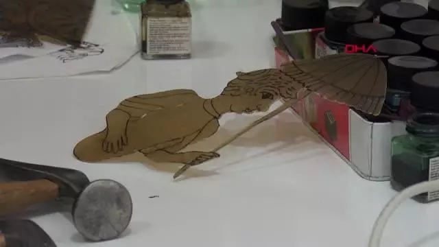 Hacivat ile Karagöz'ü yaşatıyor Hacivat ile Karagöz'ü yaşatıyor