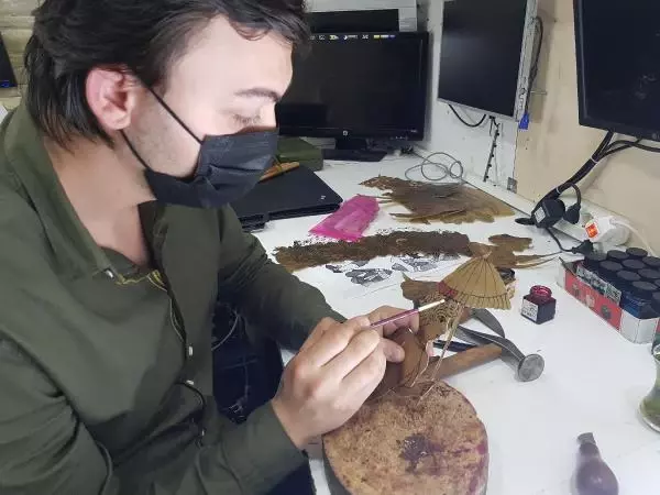 Hacivat ile Karagöz'ü yaşatıyor Hacivat ile Karagöz'ü yaşatıyor