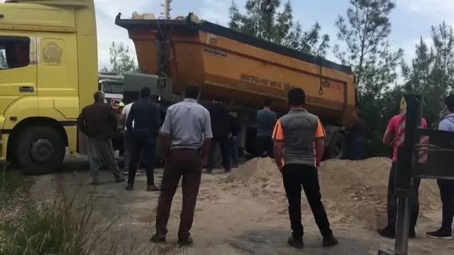 Hafriyat yüklü tırın dorsesi devrildi Hafriyat yüklü tırın dorsesi devrildi