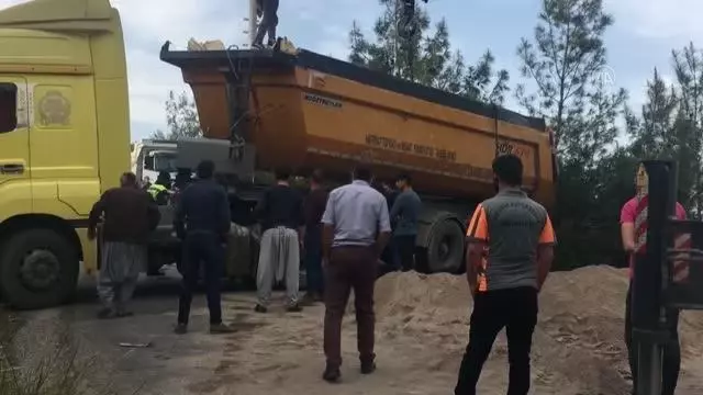 Hafriyat yüklü tırın dorsesi devrildi Hafriyat yüklü tırın dorsesi devrildi