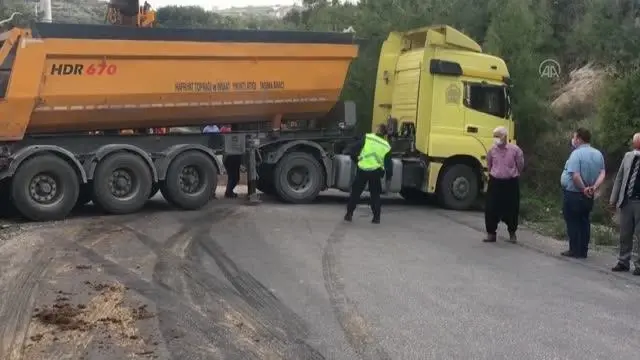 Hafriyat yüklü tırın dorsesi devrildi Hafriyat yüklü tırın dorsesi devrildi