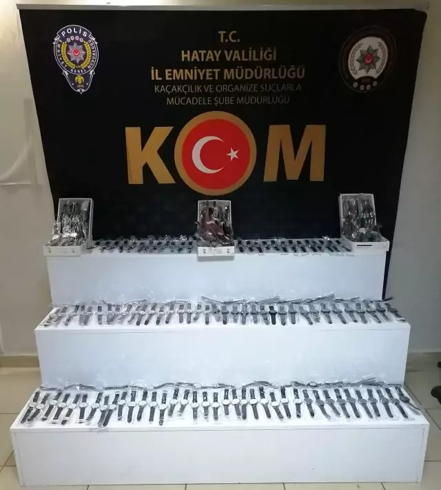 Hatay'da 250 adet kaçak kol saati ele geçirildi Hatay'da 250 adet kaçak kol saati ele geçirildi