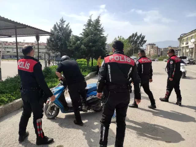 Hatay'da asayiş uygulaması... 285 personel, 34 ekip ile geniş çaplı asayiş uygulaması yapıldı Hatay'da asayiş uygulaması... 285 personel, 34 ekip ile geniş çaplı asayiş uygulaması yapıldı