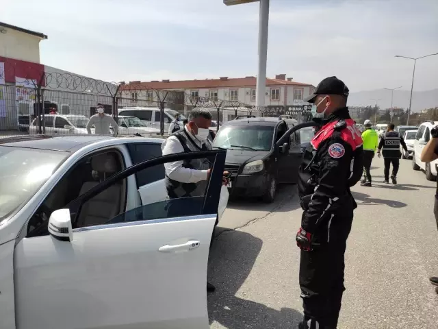 Hatay'da asayiş uygulaması... 285 personel, 34 ekip ile geniş çaplı asayiş uygulaması yapıldı Hatay'da asayiş uygulaması... 285 personel, 34 ekip ile geniş çaplı asayiş uygulaması yapıldı