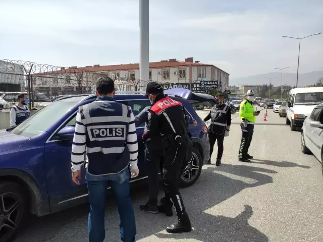 Hatay'da asayiş uygulaması... 285 personel, 34 ekip ile geniş çaplı asayiş uygulaması yapıldı Hatay'da asayiş uygulaması... 285 personel, 34 ekip ile geniş çaplı asayiş uygulaması yapıldı