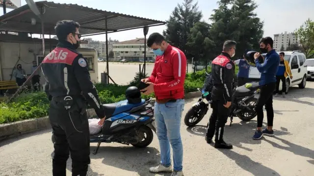 Hatay'da asayiş uygulaması... 285 personel, 34 ekip ile geniş çaplı asayiş uygulaması yapıldı Hatay'da asayiş uygulaması... 285 personel, 34 ekip ile geniş çaplı asayiş uygulaması yapıldı