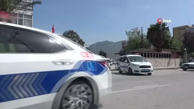 Hatay'da asayiş uygulaması... 285 personel, 34 ekip ile geniş çaplı asayiş uygulaması yapıldı Hatay'da asayiş uygulaması... 285 personel, 34 ekip ile geniş çaplı asayiş uygulaması yapıldı