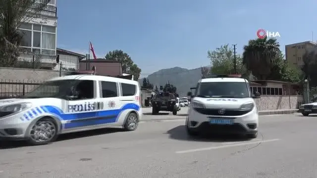Hatay'da asayiş uygulaması... 285 personel, 34 ekip ile geniş çaplı asayiş uygulaması yapıldı Hatay'da asayiş uygulaması... 285 personel, 34 ekip ile geniş çaplı asayiş uygulaması yapıldı