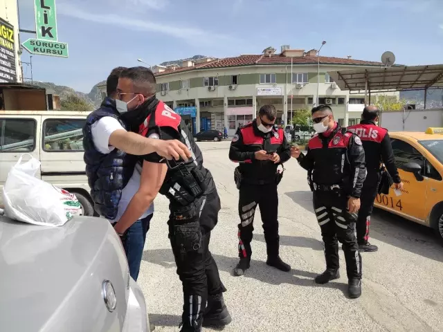 Hatay'da asayiş uygulaması... 285 personel, 34 ekip ile geniş çaplı asayiş uygulaması yapıldı Hatay'da asayiş uygulaması... 285 personel, 34 ekip ile geniş çaplı asayiş uygulaması yapıldı
