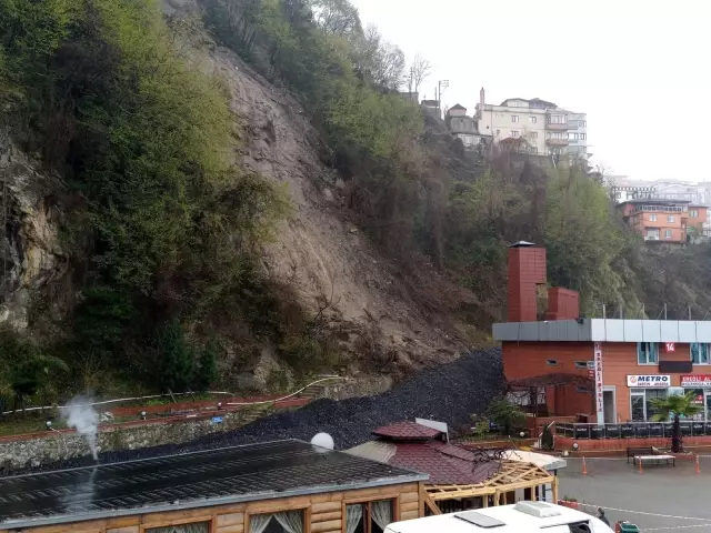 Heyelan nedeniyle 2 katlı bina boşaltıldı Heyelan nedeniyle 2 katlı bina boşaltıldı