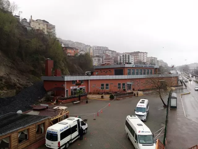 Heyelan nedeniyle 2 katlı bina boşaltıldı Heyelan nedeniyle 2 katlı bina boşaltıldı