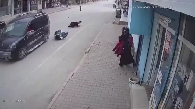 İki kardeşin yerde sürüklenerek yaralanmasına neden olan kapkaç zanlısı yakalandı İki kardeşin yerde sürüklenerek yaralanmasına neden olan kapkaç zanlısı yakalandı