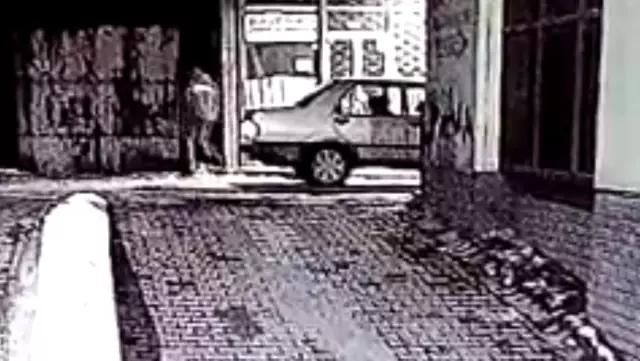 İki kişinin zor kaldırdığı demir tezgahı tek başına kaldırıp çaldı...O anlar kamerada İki kişinin zor kaldırdığı demir tezgahı tek başına kaldırıp çaldı...O anlar kamerada
