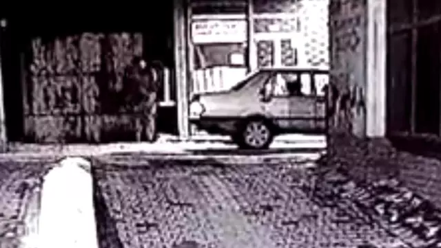 İki kişinin zor kaldırdığı demir tezgahı tek başına kaldırıp çaldı...O anlar kamerada İki kişinin zor kaldırdığı demir tezgahı tek başına kaldırıp çaldı...O anlar kamerada