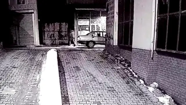 İki kişinin zor kaldırdığı demir tezgahı tek başına kaldırıp çaldı...O anlar kamerada İki kişinin zor kaldırdığı demir tezgahı tek başına kaldırıp çaldı...O anlar kamerada