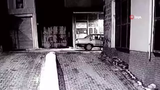 İki kişinin zor kaldırdığı demir tezgahı tek başına kaldırıp çaldı...O anlar kamerada İki kişinin zor kaldırdığı demir tezgahı tek başına kaldırıp çaldı...O anlar kamerada