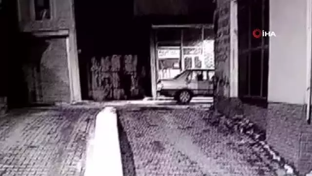 İki kişinin zor kaldırdığı demir tezgahı tek başına kaldırıp çaldı...O anlar kamerada İki kişinin zor kaldırdığı demir tezgahı tek başına kaldırıp çaldı...O anlar kamerada