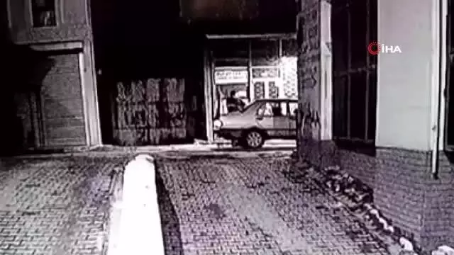 İki kişinin zor kaldırdığı demir tezgahı tek başına kaldırıp çaldı...O anlar kamerada İki kişinin zor kaldırdığı demir tezgahı tek başına kaldırıp çaldı...O anlar kamerada