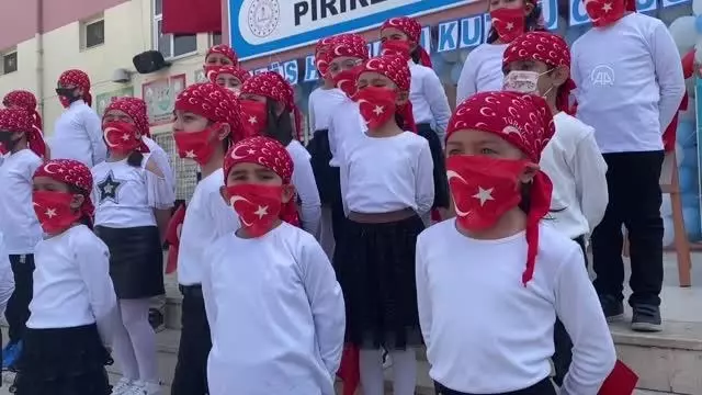 İlkokul öğrencilerinden Polis Haftası'na özel gösteri İlkokul öğrencilerinden Polis Haftası'na özel gösteri