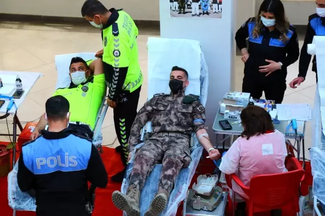 İnci: 'Türk polisi cephede ve sedyede kanını vermeye hazır' İnci: 'Türk polisi cephede ve sedyede kanını vermeye hazır'