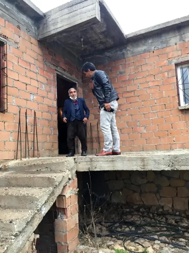 İnşaatta yaşayan 60 yaşındaki vatandaşa muhtarlar sahip çıktı İnşaatta yaşayan 60 yaşındaki vatandaşa muhtarlar sahip çıktı