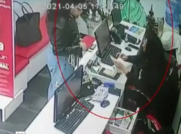 Son dakika haber! İRAN UYRUKLU KADINLARIN 'TIRNAKÇILIK' YÖNTEMİYLE HIRSIZLIK ANI KAMERADA Son dakika haber! İRAN UYRUKLU KADINLARIN 'TIRNAKÇILIK' YÖNTEMİYLE HIRSIZLIK ANI KAMERADA