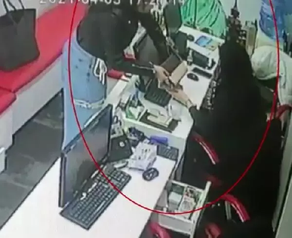Son dakika haber! İRAN UYRUKLU KADINLARIN 'TIRNAKÇILIK' YÖNTEMİYLE HIRSIZLIK ANI KAMERADA Son dakika haber! İRAN UYRUKLU KADINLARIN 'TIRNAKÇILIK' YÖNTEMİYLE HIRSIZLIK ANI KAMERADA