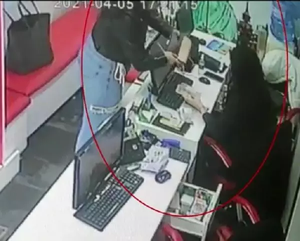 Son dakika haber! İRAN UYRUKLU KADINLARIN 'TIRNAKÇILIK' YÖNTEMİYLE HIRSIZLIK ANI KAMERADA Son dakika haber! İRAN UYRUKLU KADINLARIN 'TIRNAKÇILIK' YÖNTEMİYLE HIRSIZLIK ANI KAMERADA