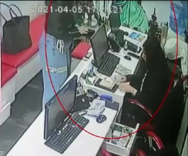 Son dakika haber! İRAN UYRUKLU KADINLARIN 'TIRNAKÇILIK' YÖNTEMİYLE HIRSIZLIK ANI KAMERADA Son dakika haber! İRAN UYRUKLU KADINLARIN 'TIRNAKÇILIK' YÖNTEMİYLE HIRSIZLIK ANI KAMERADA