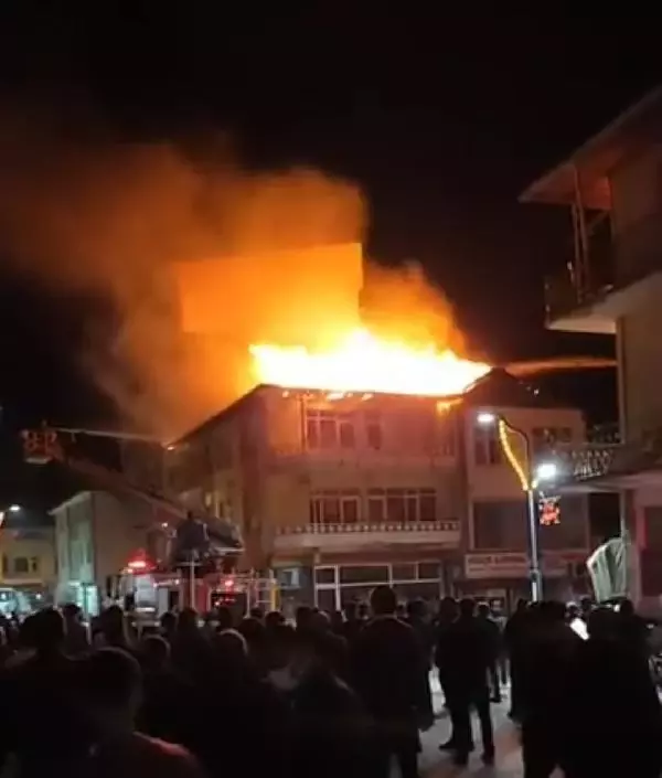 Son dakika haberi! İş merkezinin çatısında yangın çıktı; meraklı kalabalık tedbirleri hiçe saydı Son dakika haberi! İş merkezinin çatısında yangın çıktı; meraklı kalabalık tedbirleri hiçe saydı