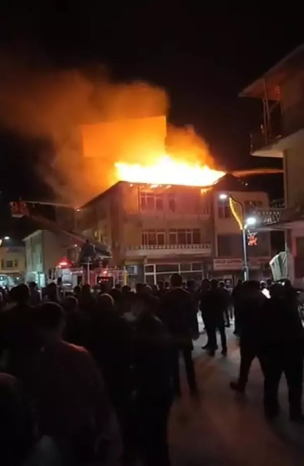 Son dakika haberi! İş merkezinin çatısında yangın çıktı; meraklı kalabalık tedbirleri hiçe saydı Son dakika haberi! İş merkezinin çatısında yangın çıktı; meraklı kalabalık tedbirleri hiçe saydı