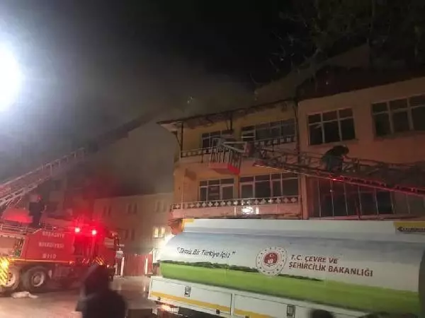 Son dakika haberi! İş merkezinin çatısında yangın çıktı; meraklı kalabalık tedbirleri hiçe saydı Son dakika haberi! İş merkezinin çatısında yangın çıktı; meraklı kalabalık tedbirleri hiçe saydı