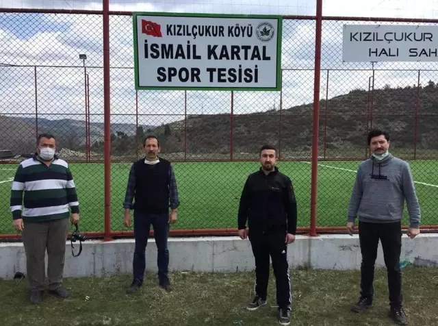 İsmail Kartal ismi köylerindeki halı saha tesisine verildi İsmail Kartal ismi köylerindeki halı saha tesisine verildi
