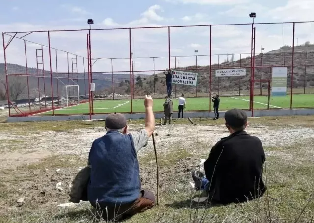 İsmail Kartal ismi köylerindeki halı saha tesisine verildi İsmail Kartal ismi köylerindeki halı saha tesisine verildi