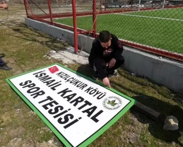 İsmail Kartal ismi köylerindeki halı saha tesisine verildi İsmail Kartal ismi köylerindeki halı saha tesisine verildi