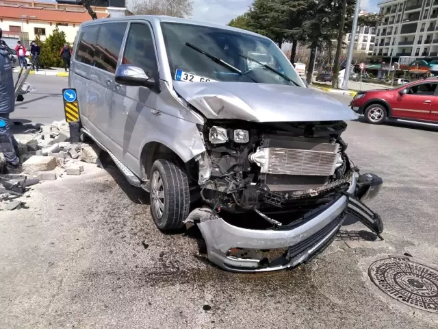 Isparta'da hafif ticari araç ile minibüs çarpıştı: 1 yaralı Isparta'da hafif ticari araç ile minibüs çarpıştı: 1 yaralı