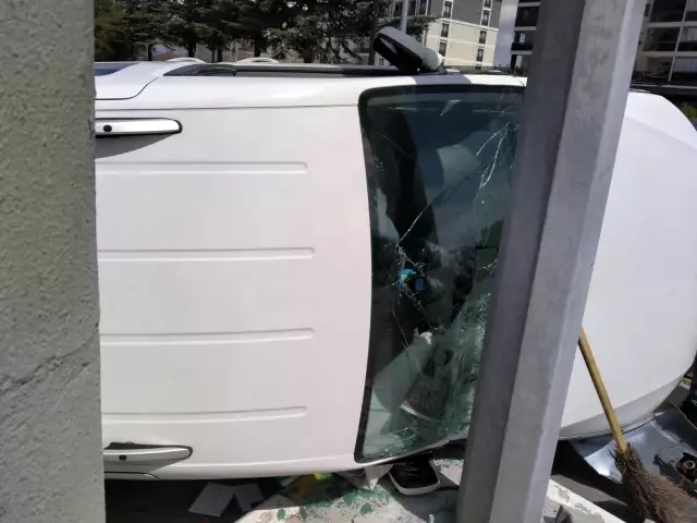 Isparta'da hafif ticari araç ile minibüs çarpıştı: 1 yaralı Isparta'da hafif ticari araç ile minibüs çarpıştı: 1 yaralı