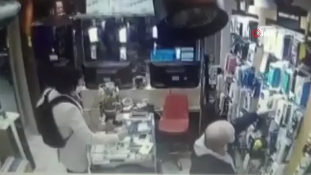 İstanbul'da 'esnafın kabusu' Cezayirli telefon hırsızı yakalandı İstanbul'da 'esnafın kabusu' Cezayirli telefon hırsızı yakalandı