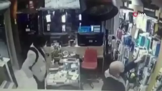 İstanbul'da 'esnafın kabusu' Cezayirli telefon hırsızı yakalandı İstanbul'da 'esnafın kabusu' Cezayirli telefon hırsızı yakalandı