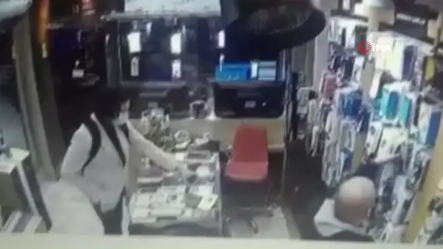 İstanbul'da 'esnafın kabusu' Cezayirli telefon hırsızı yakalandı İstanbul'da 'esnafın kabusu' Cezayirli telefon hırsızı yakalandı