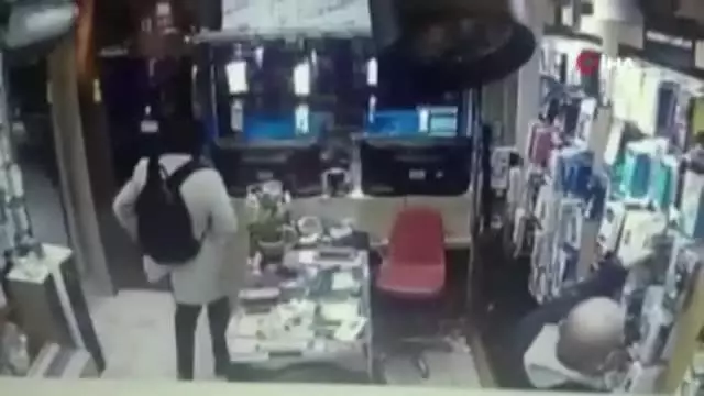 İstanbul'da 'esnafın kabusu' Cezayirli telefon hırsızı yakalandı İstanbul'da 'esnafın kabusu' Cezayirli telefon hırsızı yakalandı