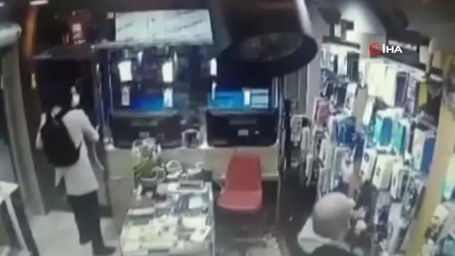 İstanbul'da 'esnafın kabusu' Cezayirli telefon hırsızı yakalandı İstanbul'da 'esnafın kabusu' Cezayirli telefon hırsızı yakalandı