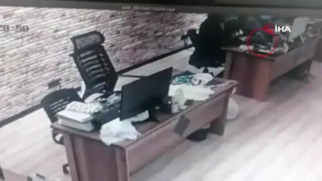 İstanbul'da 'esnafın kabusu' Cezayirli telefon hırsızı yakalandı İstanbul'da 'esnafın kabusu' Cezayirli telefon hırsızı yakalandı