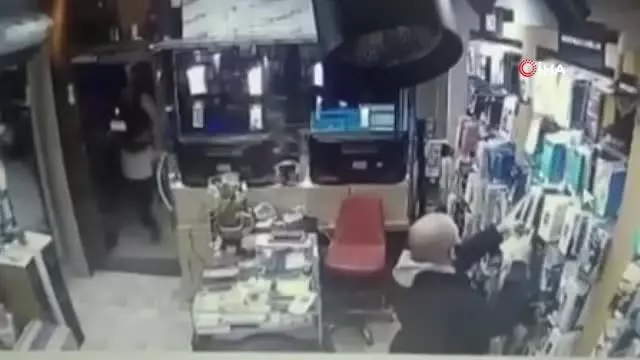 İstanbul'da 'esnafın kabusu' Cezayirli telefon hırsızı yakalandı İstanbul'da 'esnafın kabusu' Cezayirli telefon hırsızı yakalandı