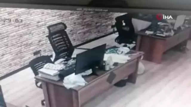 İstanbul'da 'esnafın kabusu' Cezayirli telefon hırsızı yakalandı İstanbul'da 'esnafın kabusu' Cezayirli telefon hırsızı yakalandı