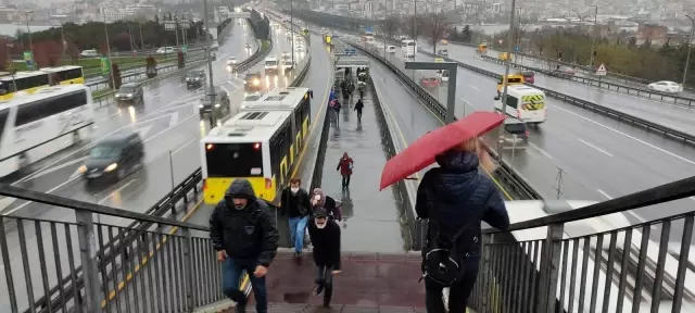 İstanbul'da soğuk ve yağışlı hava etkili olmaya başladı İstanbul'da soğuk ve yağışlı hava etkili olmaya başladı