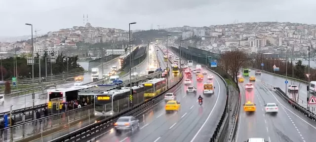 İstanbul'da soğuk ve yağışlı hava etkili olmaya başladı İstanbul'da soğuk ve yağışlı hava etkili olmaya başladı