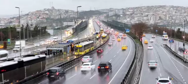 İstanbul'da soğuk ve yağışlı hava etkili olmaya başladı İstanbul'da soğuk ve yağışlı hava etkili olmaya başladı