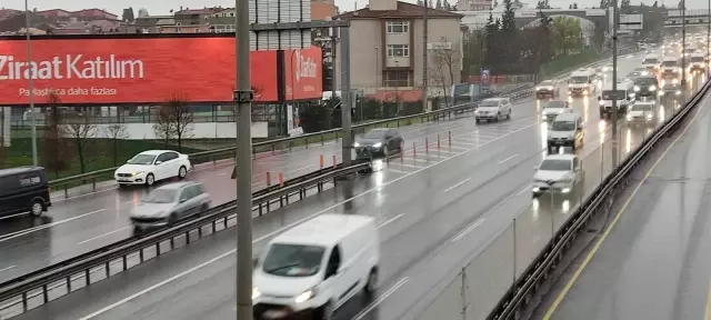 İstanbul'da soğuk ve yağışlı hava etkili olmaya başladı İstanbul'da soğuk ve yağışlı hava etkili olmaya başladı