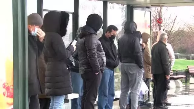 Taksim'de rüzgar ve yağmur vatandaşlara zor anlar yaşattı Taksim'de rüzgar ve yağmur vatandaşlara zor anlar yaşattı